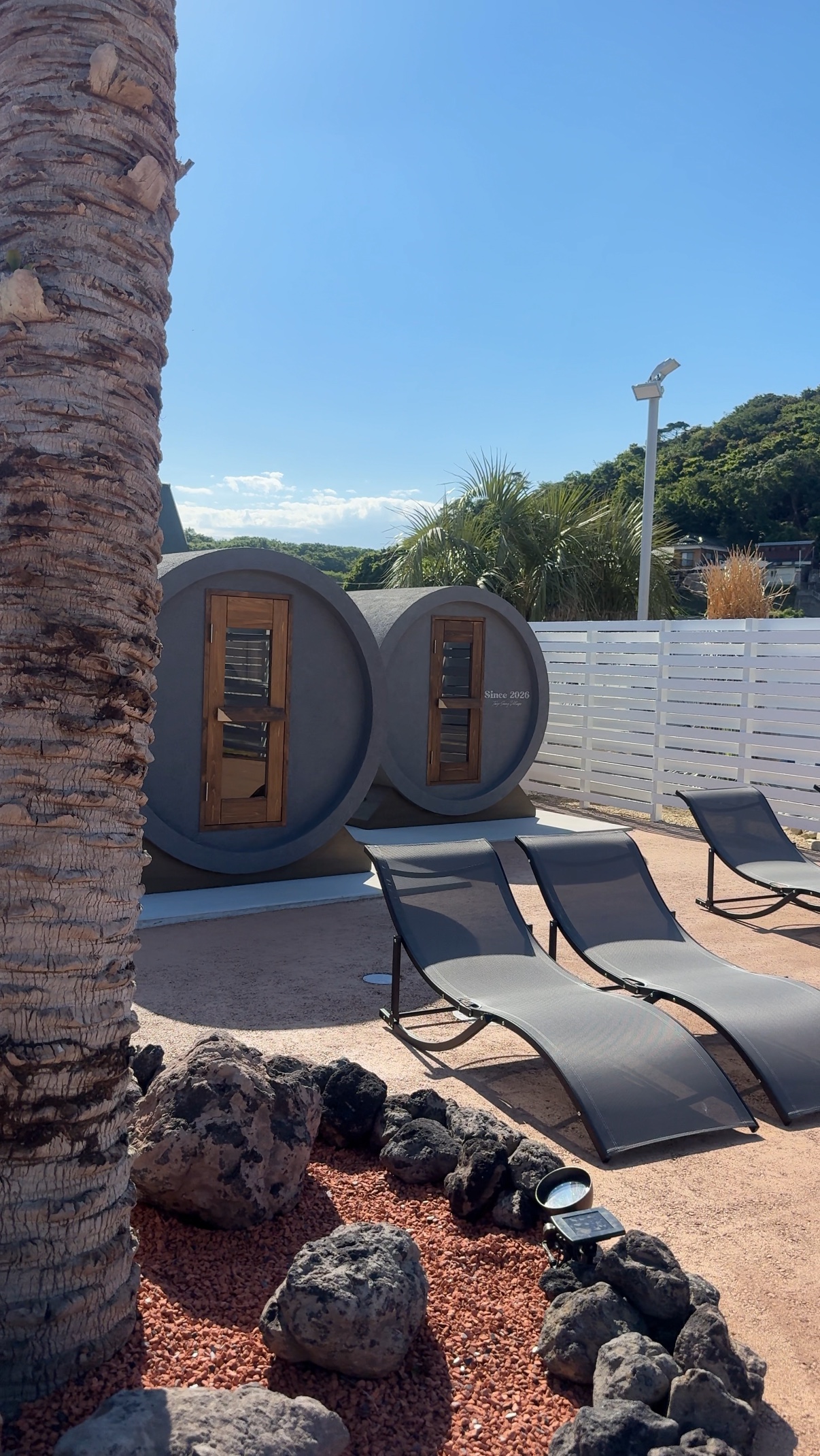 TAIYO sunny villageの円筒形サウナ棟と外気浴スペース