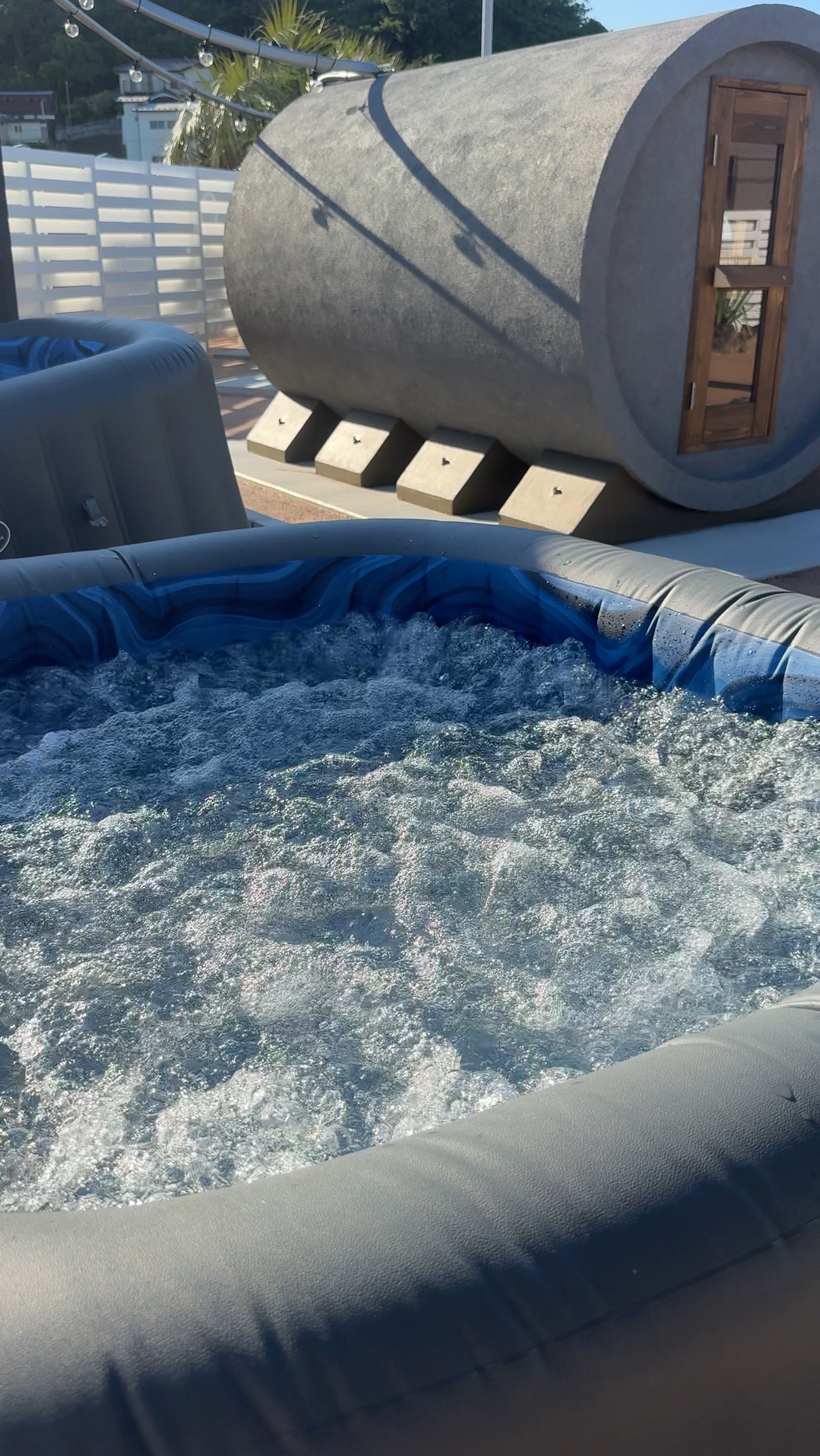 サウナ棟の前にあるジャグジー仕様の水風呂